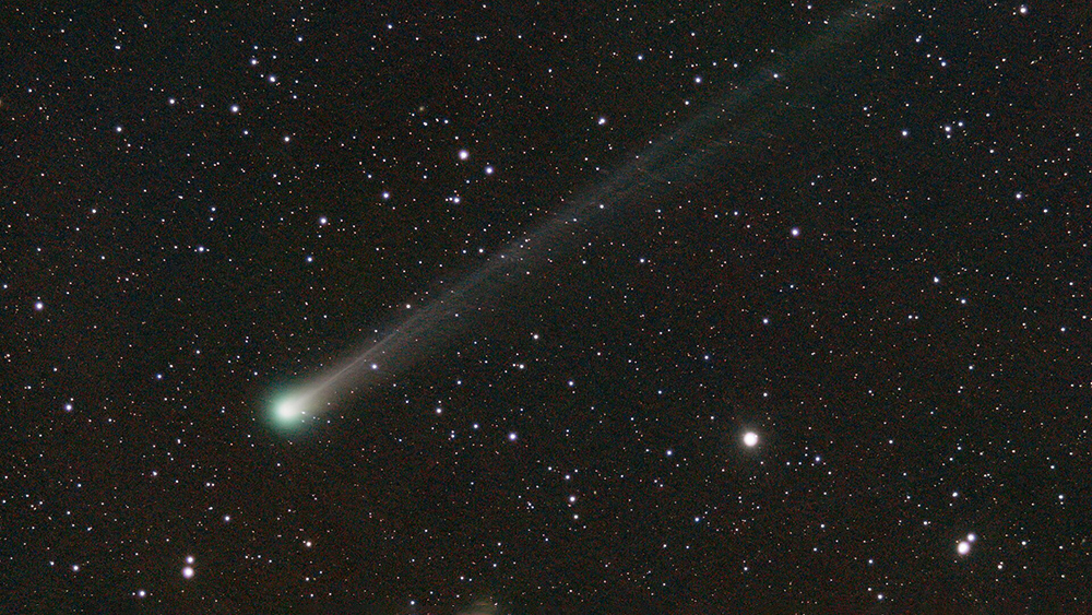 Ярче неба: новые ослепительные фото кометы C/2025 A6, летящей к Земле