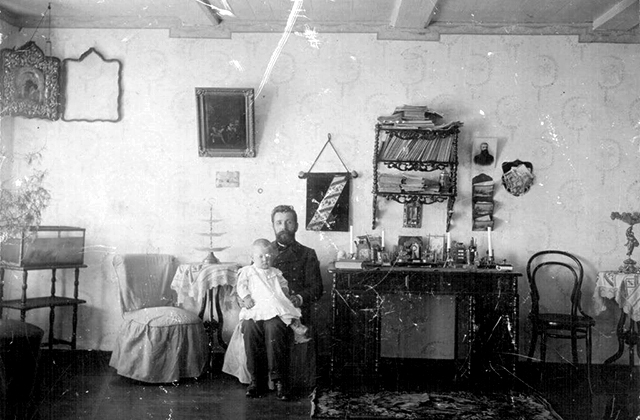 К. Г. Волыхин с дочерью Ангелиной. Село Ковда, 1909 год