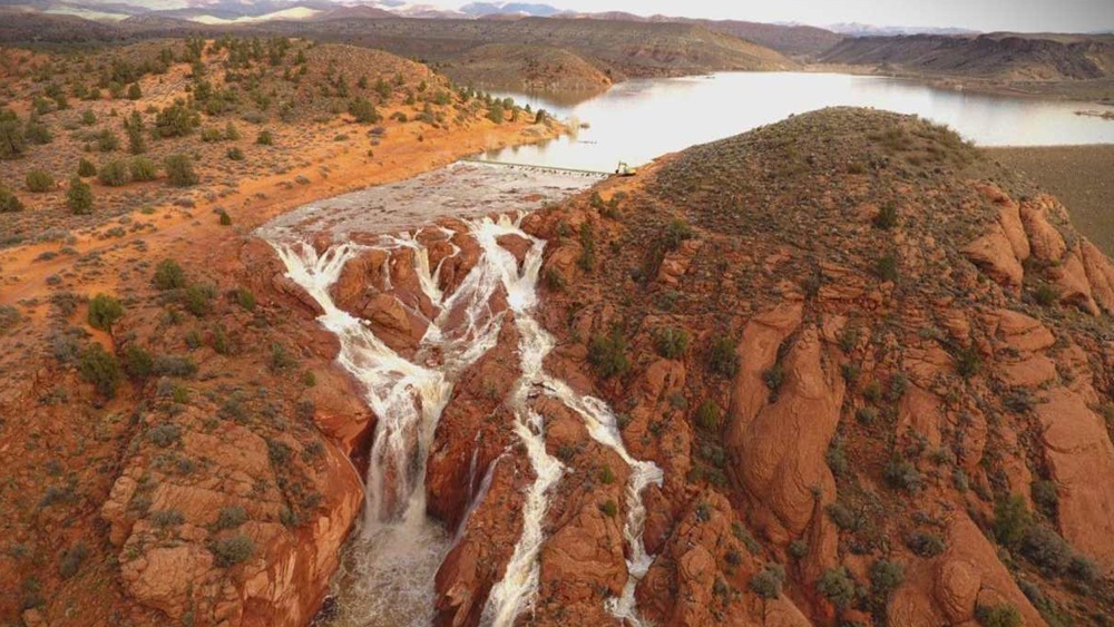 В американской пустыне впервые за много лет появился водопад