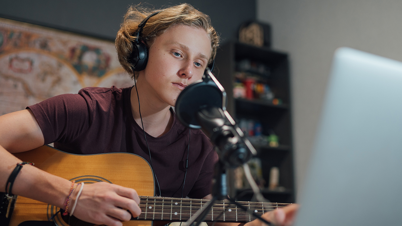 Почему у мальчиков ломается голос, а у девочек  — нет