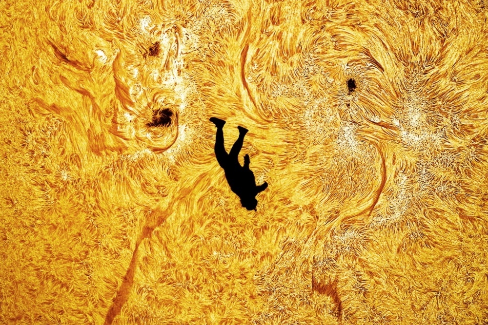 Астрофотограф сделал удивительный снимок парашютиста, «падающего на Солнце»