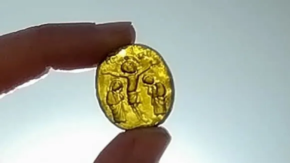 Редкое 700-летнее украшение с распятием нашли в заброшенной деревне 