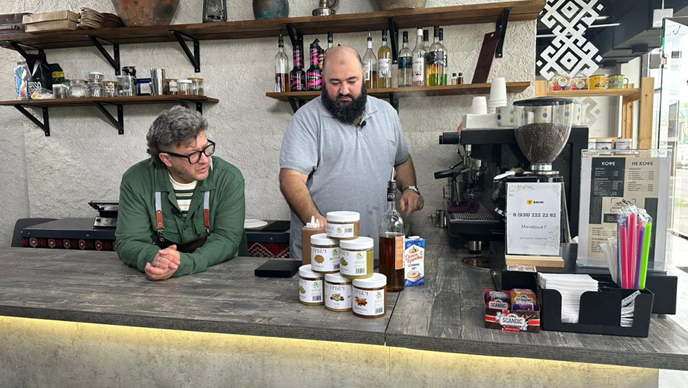 Знаменитые ковры и кофейный бум: Андрей Понкратов снимает в Дагестане новый проект «Свой среди других»