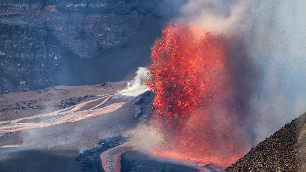 «Вулканадо»: на Гавайях засняли невероятное извержение