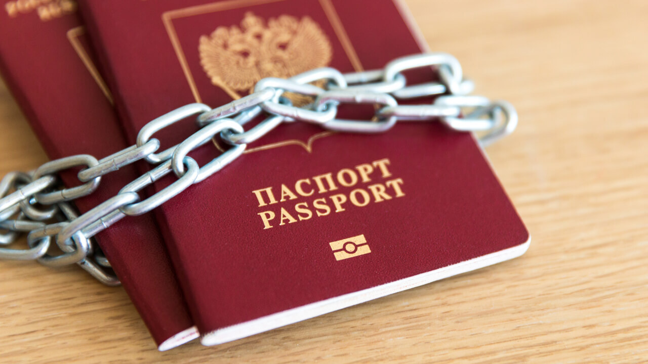 Дефекты в загранпаспортах: правда ли россиян массово не пускают за границу