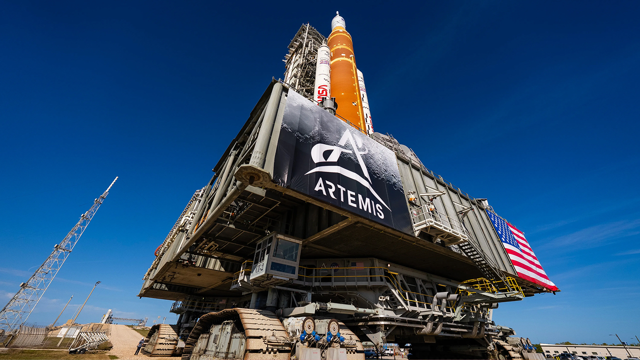 К Луне отправят уникальные исторические артефакты