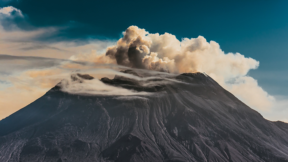 Код красный: вулкан Безымянный выбросил столб пепла выше Эвереста
