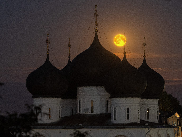 Красивая яркая июльская луна