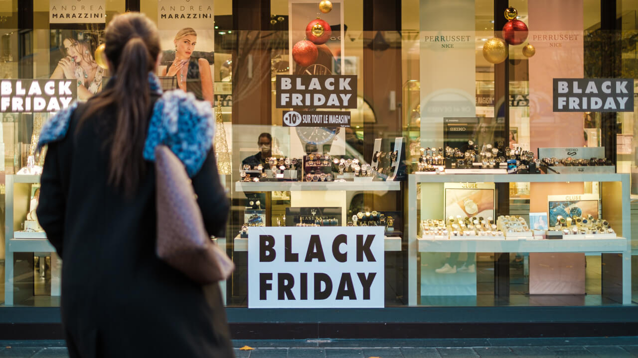 Психологи рассказали, как «черная пятница» влияет на мозг