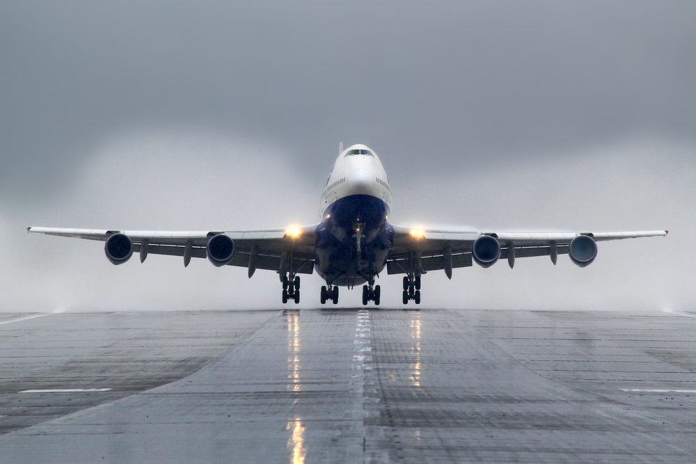 Подскочил и не рискнул садиться: жесткое приземление Boeing 747 попало на видео