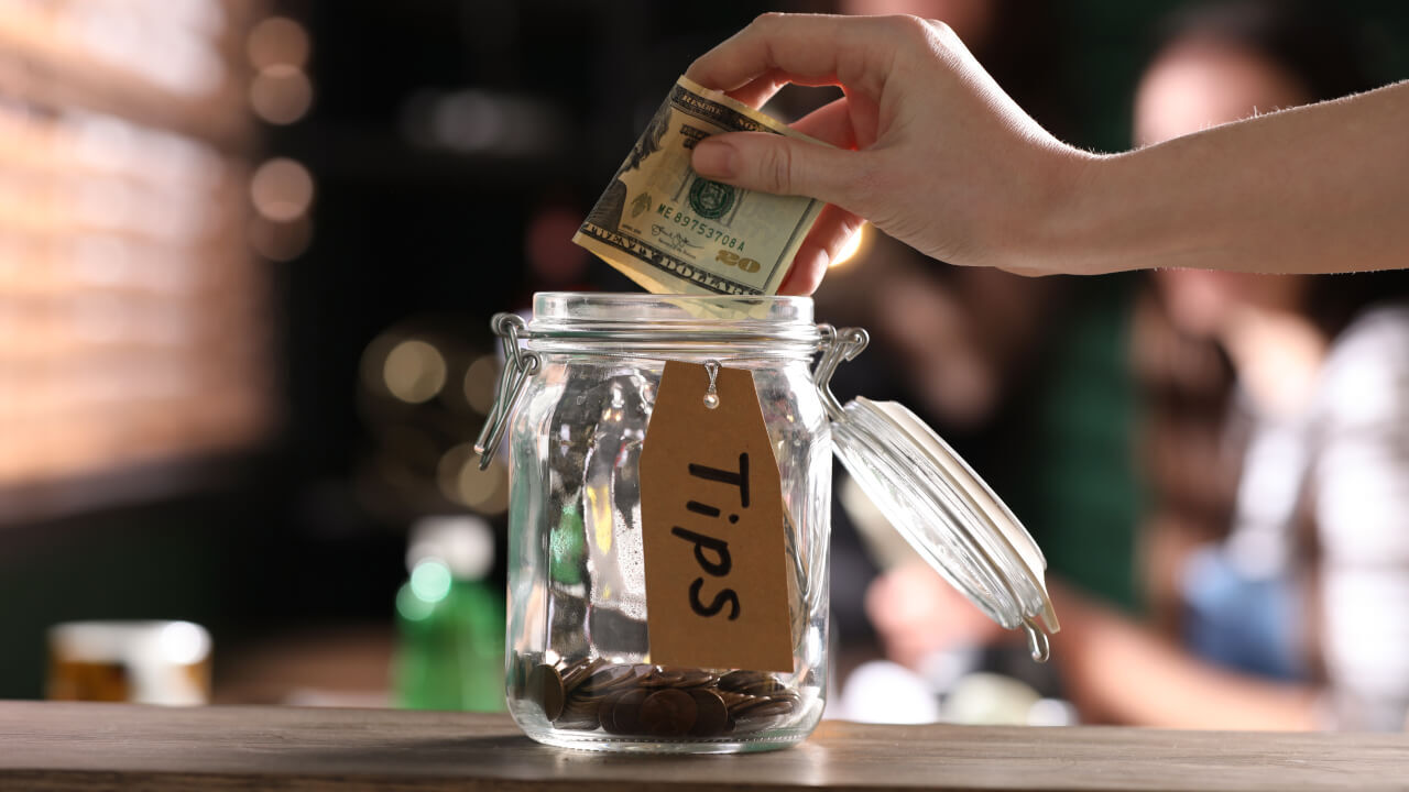 История чаевых: от средневековых монет до цифровых кодов