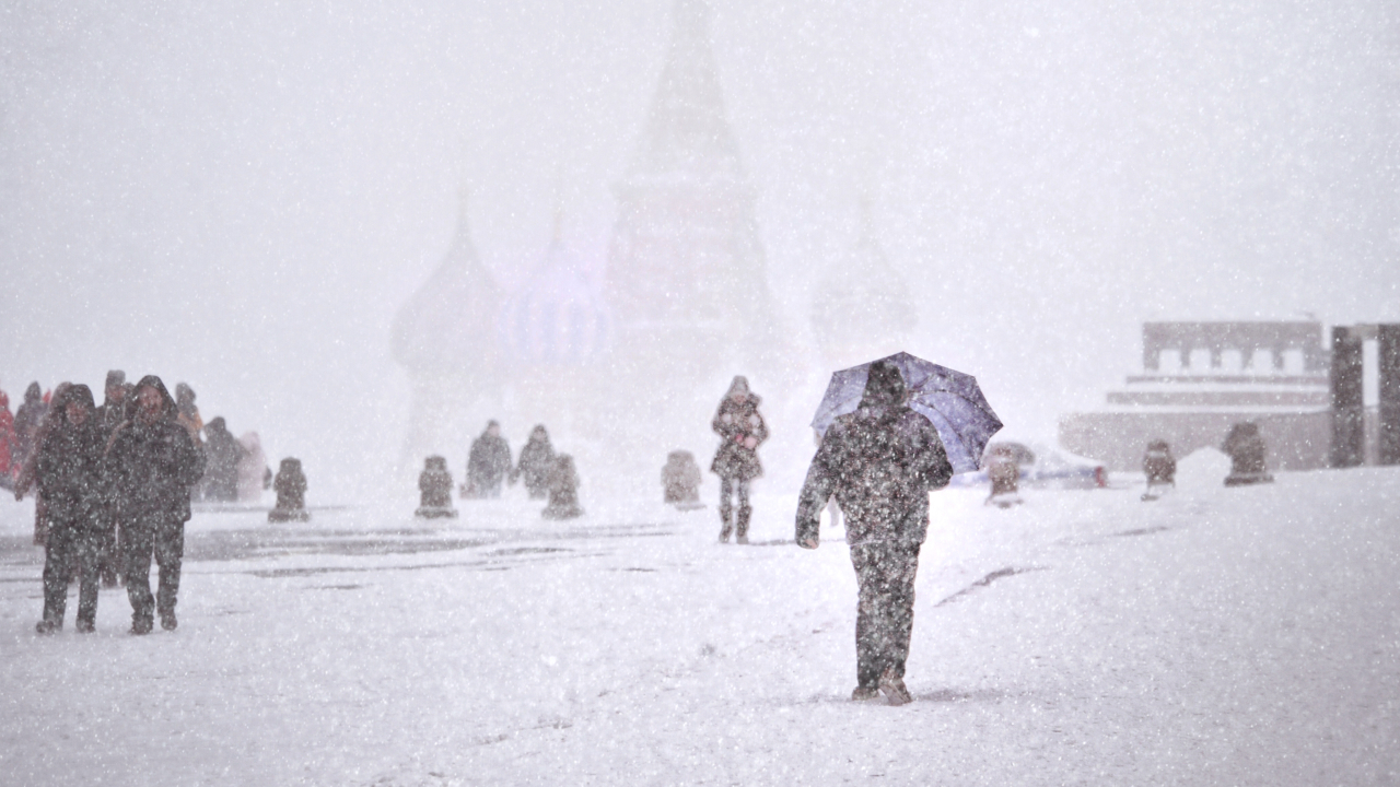 Огромная снежная дюна стала новым символом центра Москвы