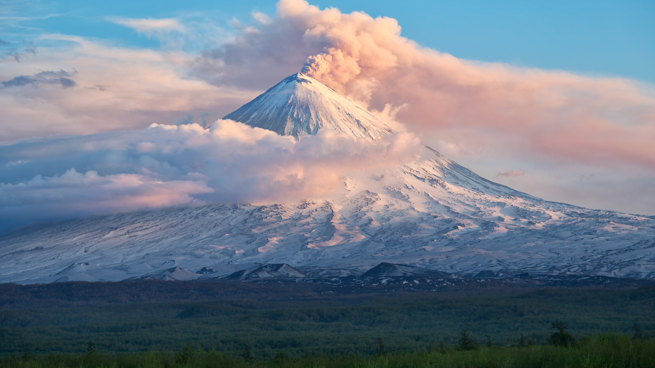 На Камчатке активизировался самый высокий вулкан Евразии