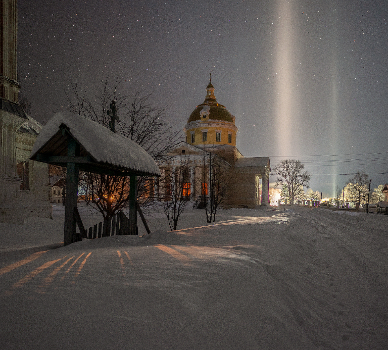 Редкое природное явление - световые столбы на фотографии