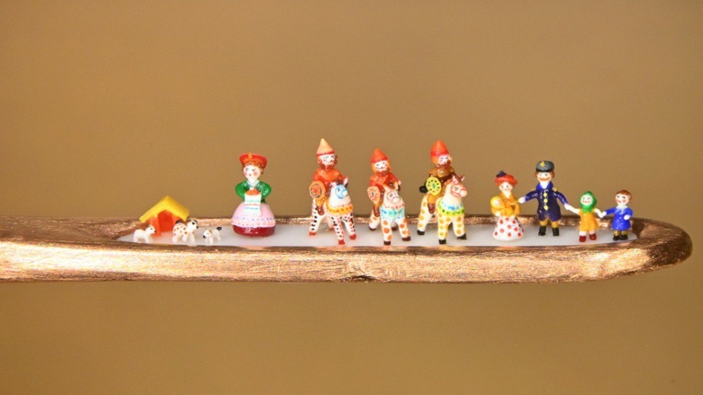 Новосибирский мастер создал дымковскую игрушку, которая помещается в ушке иглы