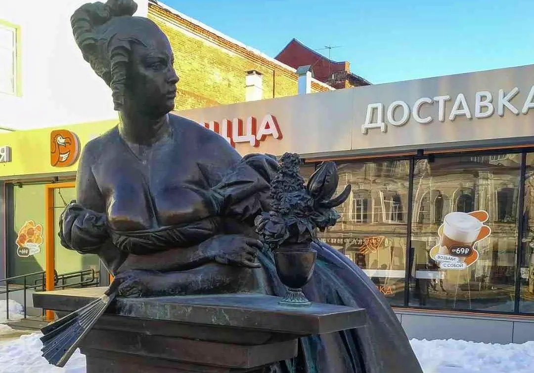 А почему у нее грудь голая? 