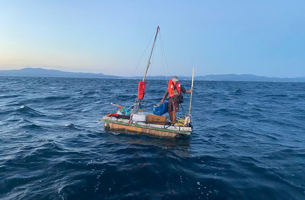 Российского туриста унесло в море на самодельном плоту