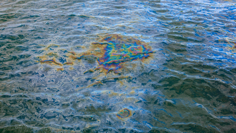 Гигантское нефтяное пятно обнаружили возле Туапсе