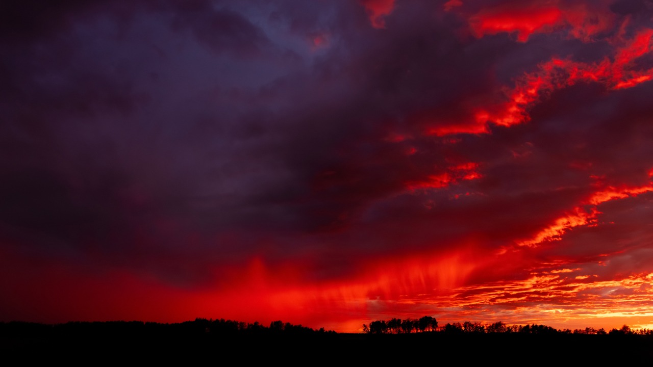 Над городком в Италии появилось загадочное красное кольцо