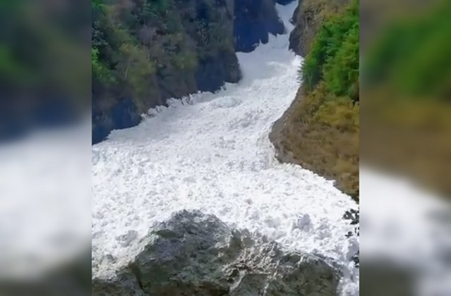 Редкое видео: удивительно красивый сход лавины по ущелью засняли в горах Тибета