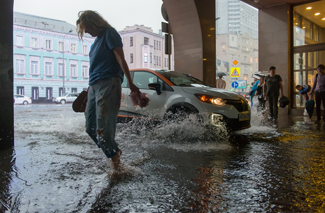 Люди на лодках и падающие деревья: на Москву обрушился сильный шторм