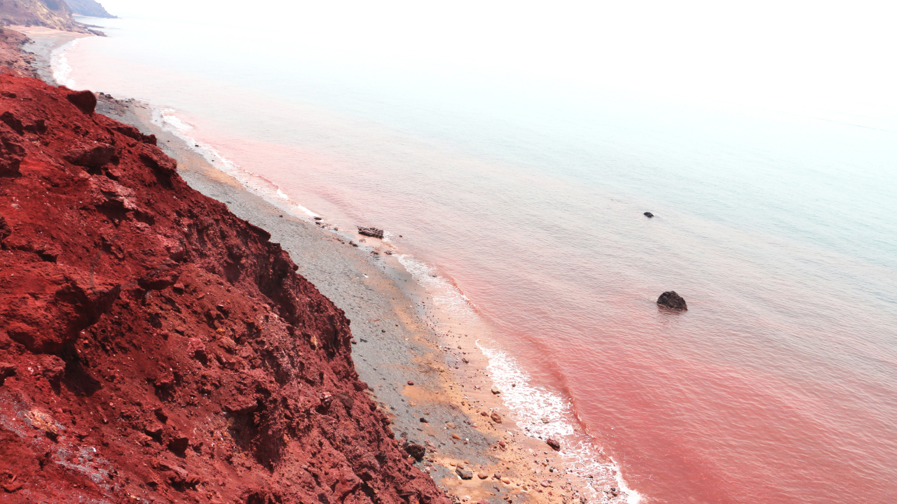 Багровые реки: в Иране засняли впечатляющее явление