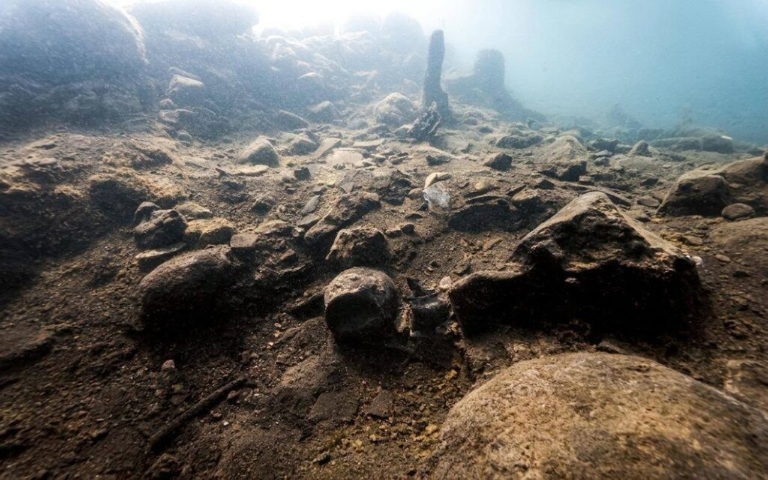 В итальянском озере обнаружили 3000-летний затопленный город