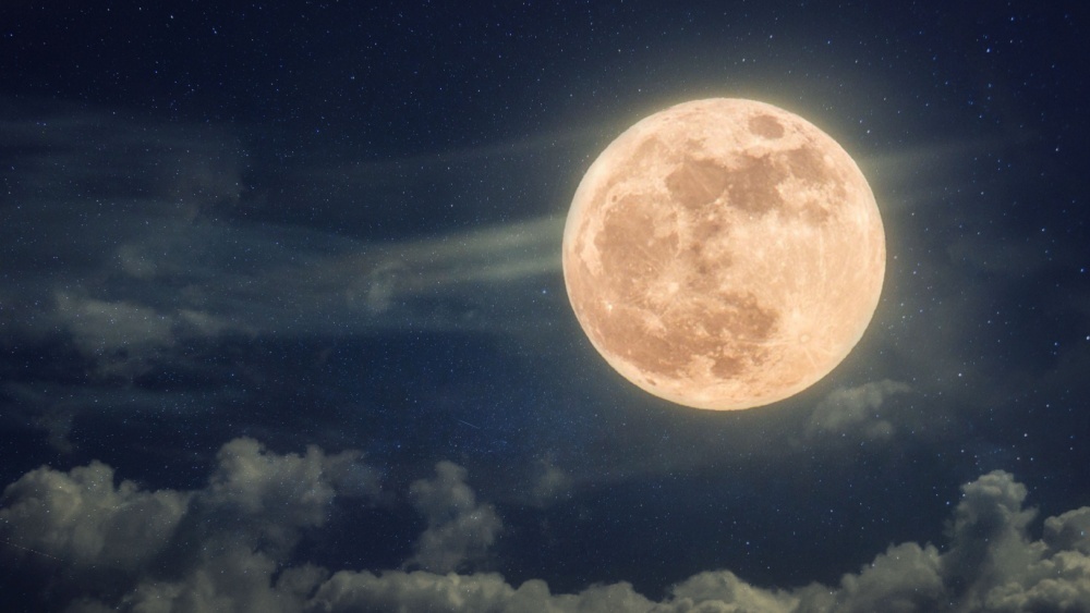 Найдено объяснение странному облаку, которое следует за Луной в космосе