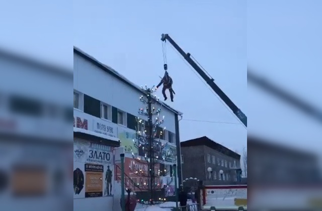 В Якутии рабочего подвесили на кран, чтобы нарядить елку