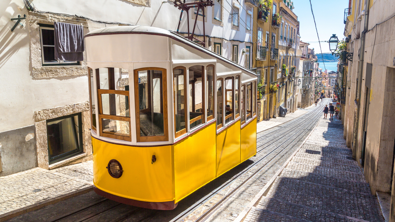 Знаменитый фуникулер XIX века сошел с рельсов и разбился в Португалии