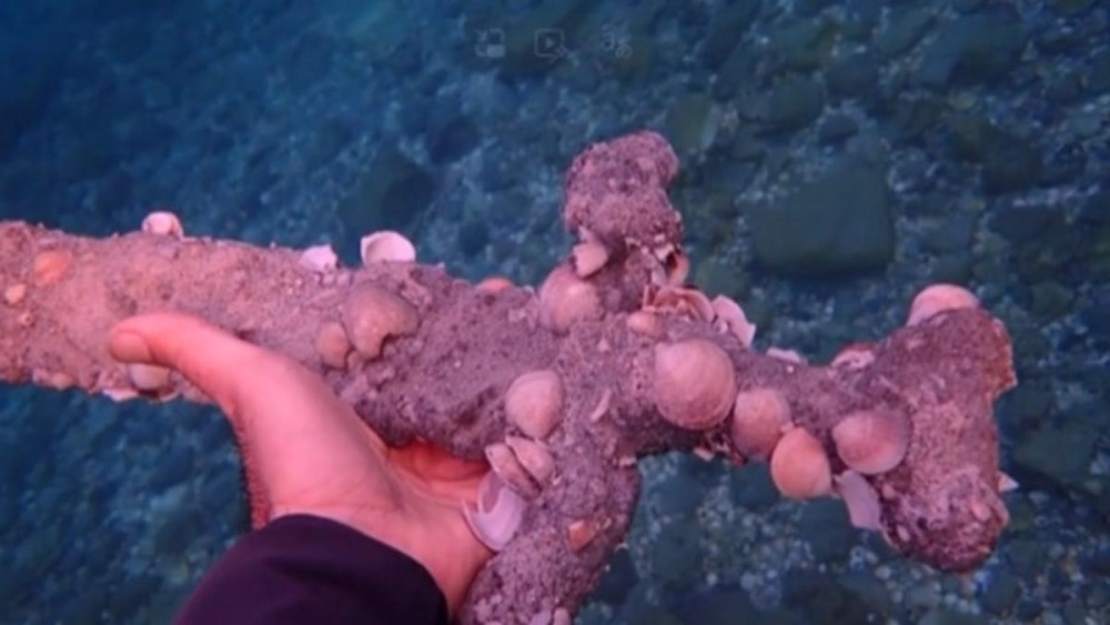 Студент обнаружил на пляже уже второй меч крестоносцев за пять лет