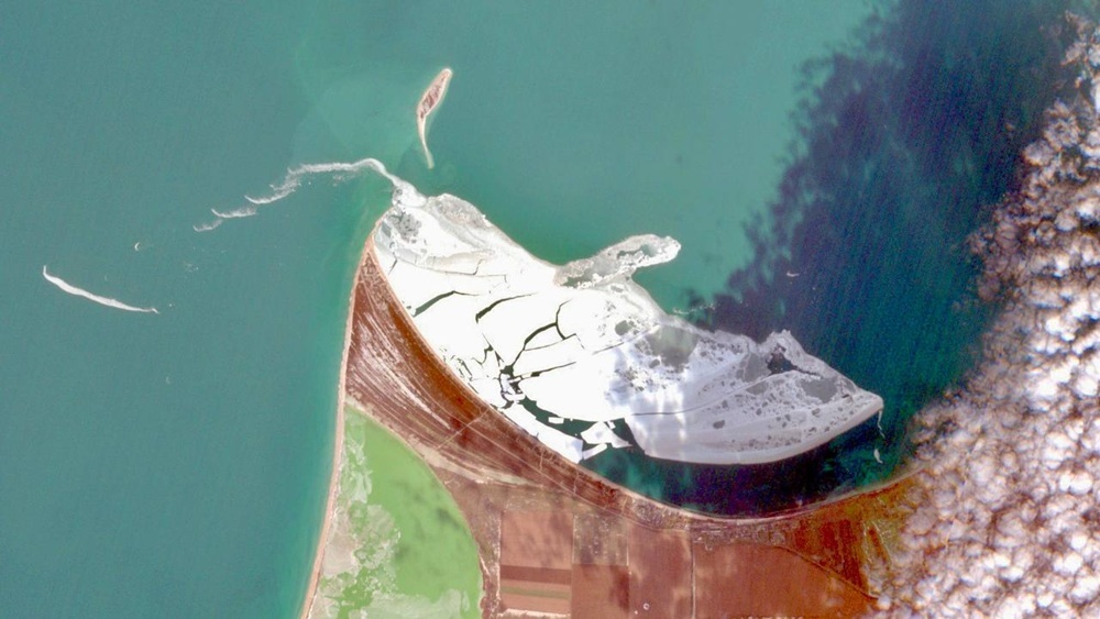 Айсберг прибило к берегу Крыма: откуда он взялся в Черном море