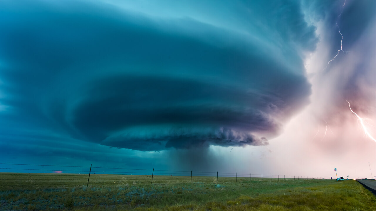 Торнадо на Урале: разрушительный смерч сносил крыши и вырывал деревья