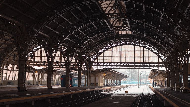 Вокзалы, которые перестали принимать поезда: 5 историй о перерождении