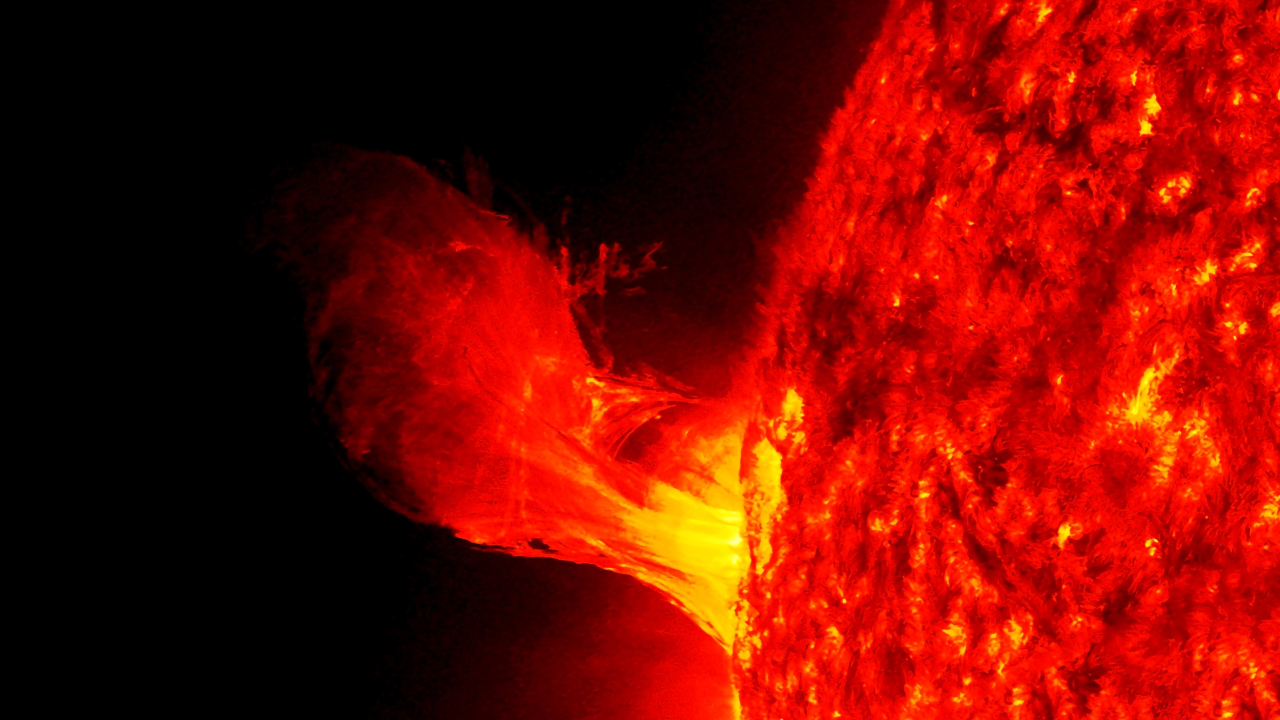 На левом краю Солнца произошел мощный взрыв