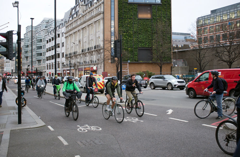 В Британии хотят сузить проезжую часть дорог ради велосипедистов