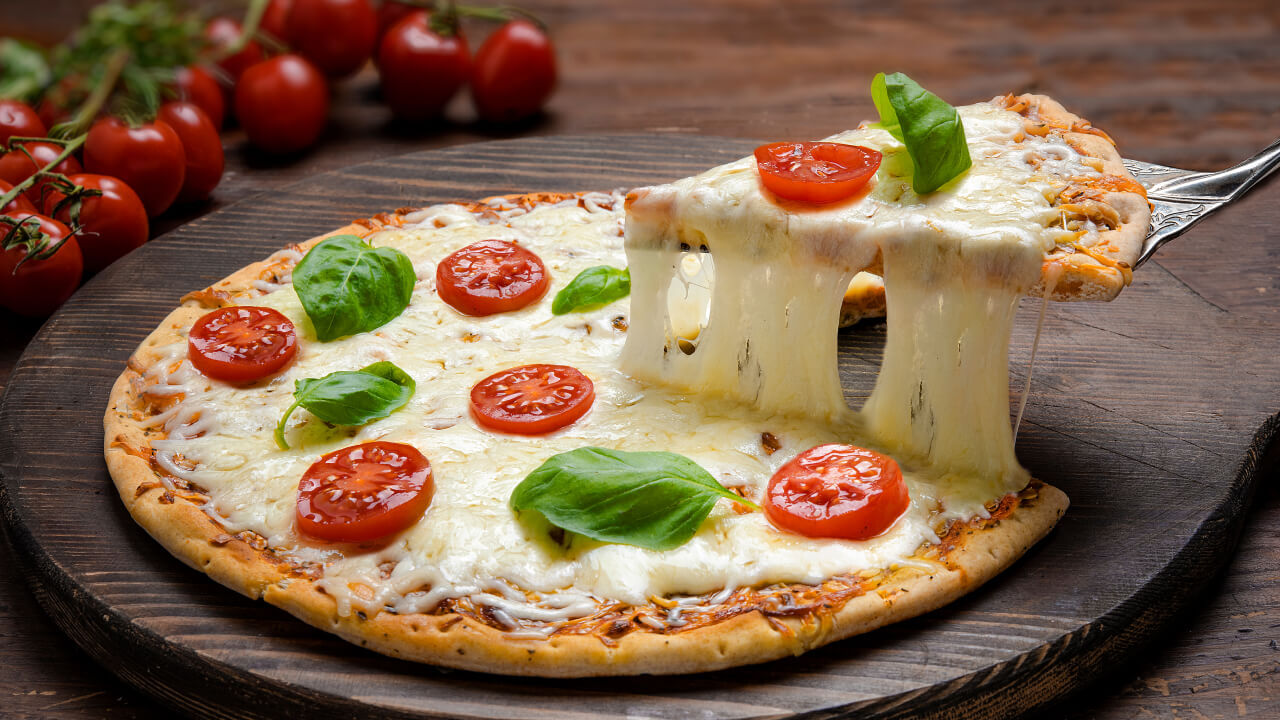 Почему моцарелла — идеальный сыр для пиццы