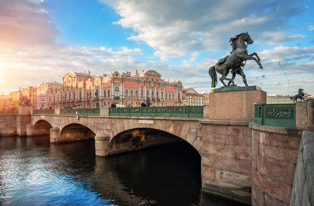 Аничков мост в Санкт-Петербурге: где находится и чем известен