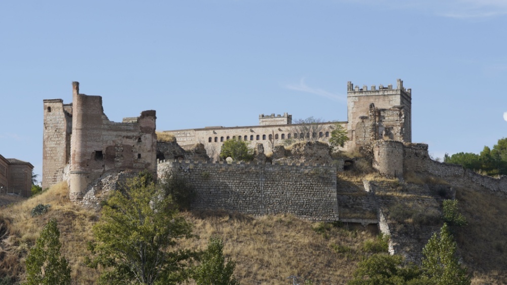 Башня средневекового замка в Испании обрушилась на глазах у туристов