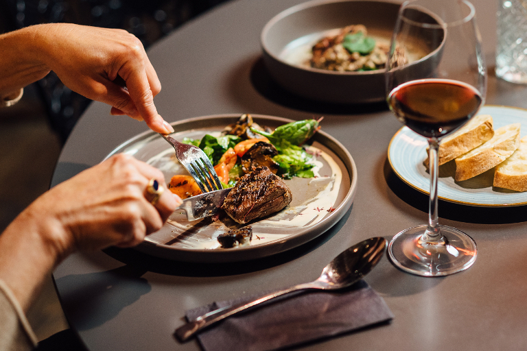 Кулинарная революция в Дубае: открывается первый ресторан с ИИ-шефом