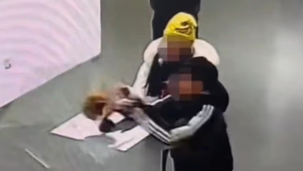 Подросток разбил золотую корону в музее