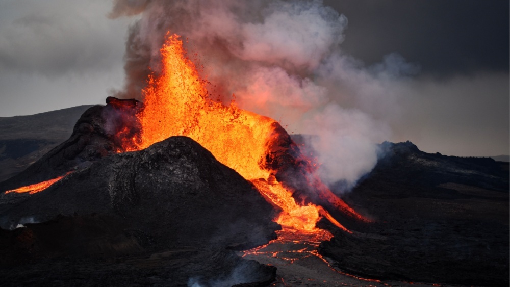 Фонтан лавы на 200 метров:  вулкан на Гавайях начал мощное извержение 