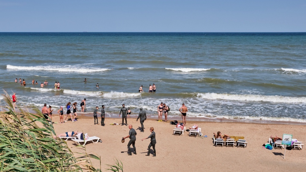 Здесь нельзя купаться: на пляжах Анапы проводят беседы с туристами