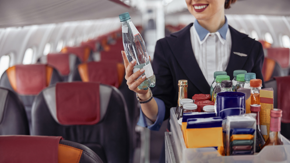 Стюардесса рассказала о худшем напитке, который можно подать в самолете