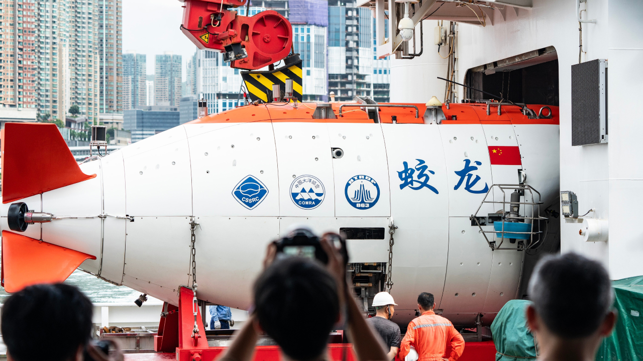 Китай впервые отправил под лед Арктики подводный батискаф с экипажем