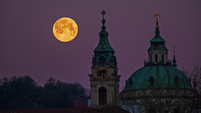 Почему Луна иногда большая, а иногда маленькая