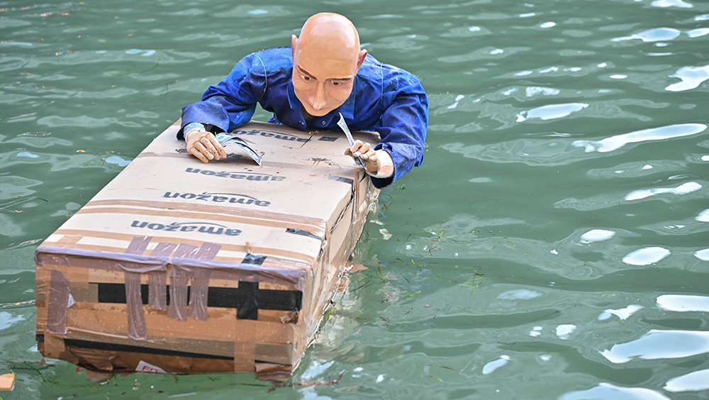 Перекрытые каналы и надувные крокодилы: как Венеция борется со свадьбой Безоса