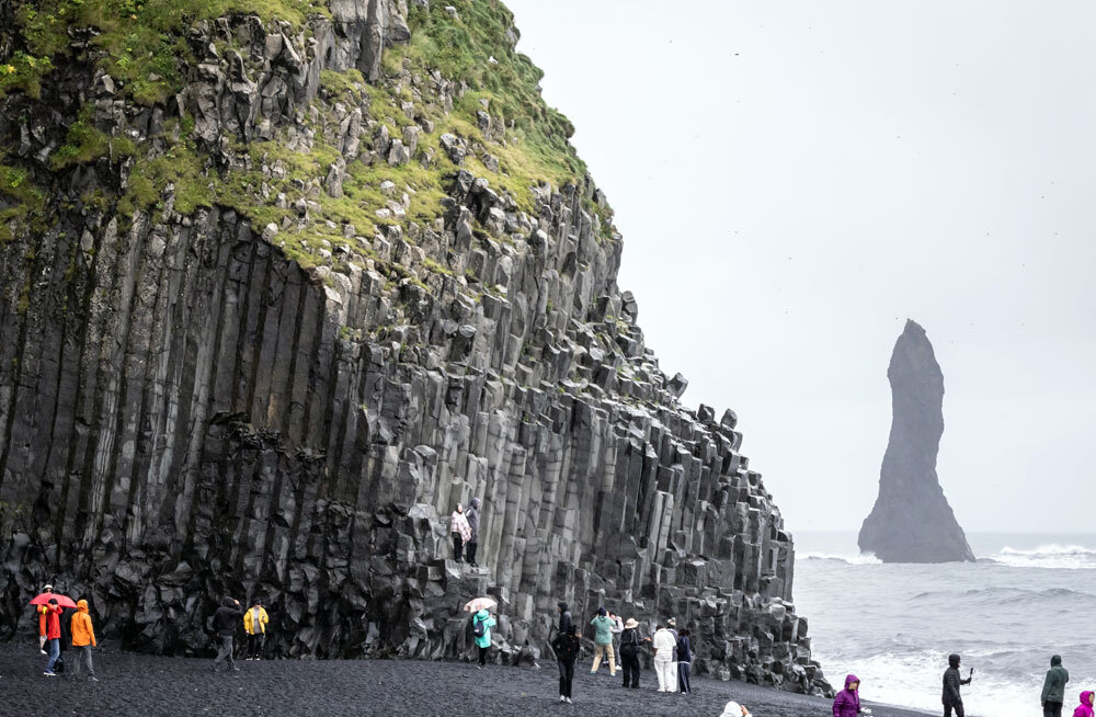 Ради эффектного кадра туристы рискуют жизнью на пляже, где недавно погибла девочка