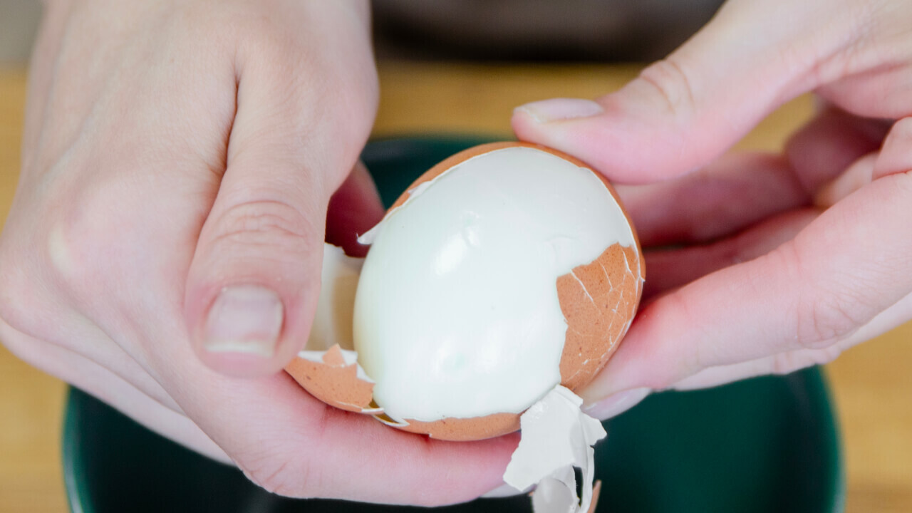 Как правильно чистить вареное яйцо