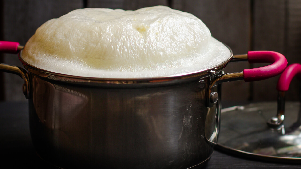 Почему вода кипит, а молоко «убегает»